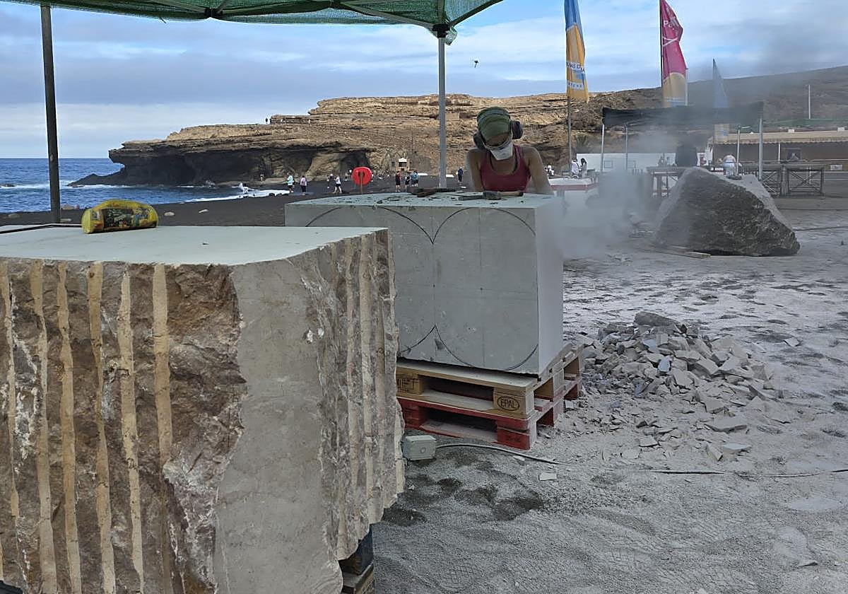 Noemí Palacios, entre el polvillo del mármol, hará 'emerger' la concha de un erizo marino.
