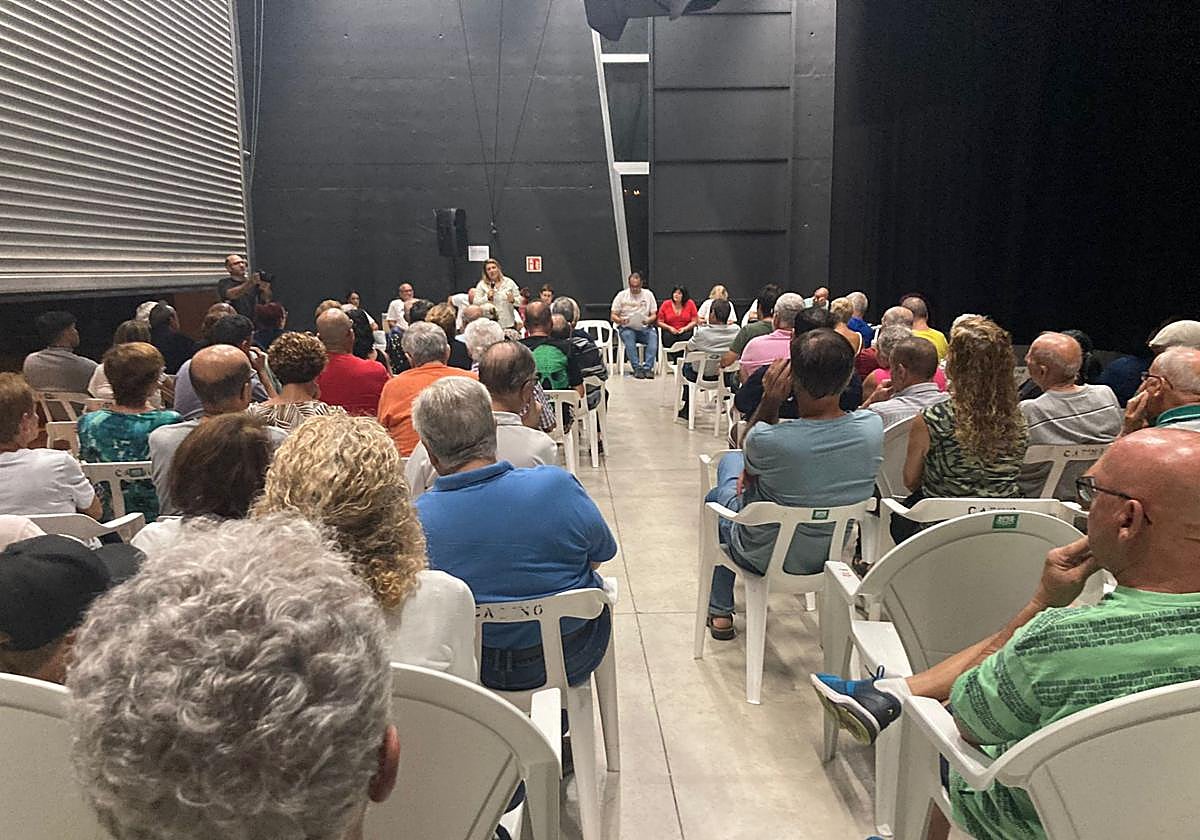 Un momento de la reunión informativa en Carrizal.