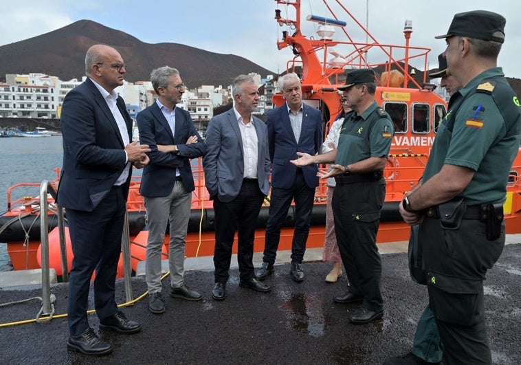 El ministro de Política Territorial, Ángel Víctor Torres (3i), en el muelle de La Restinga.