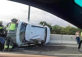 Uno de los vehículos implicados volcó de forma lateral.