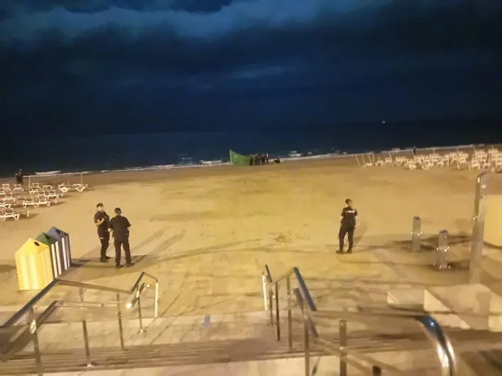 Imagen de la llegada a tierra de la patera en Playa del Inglés.