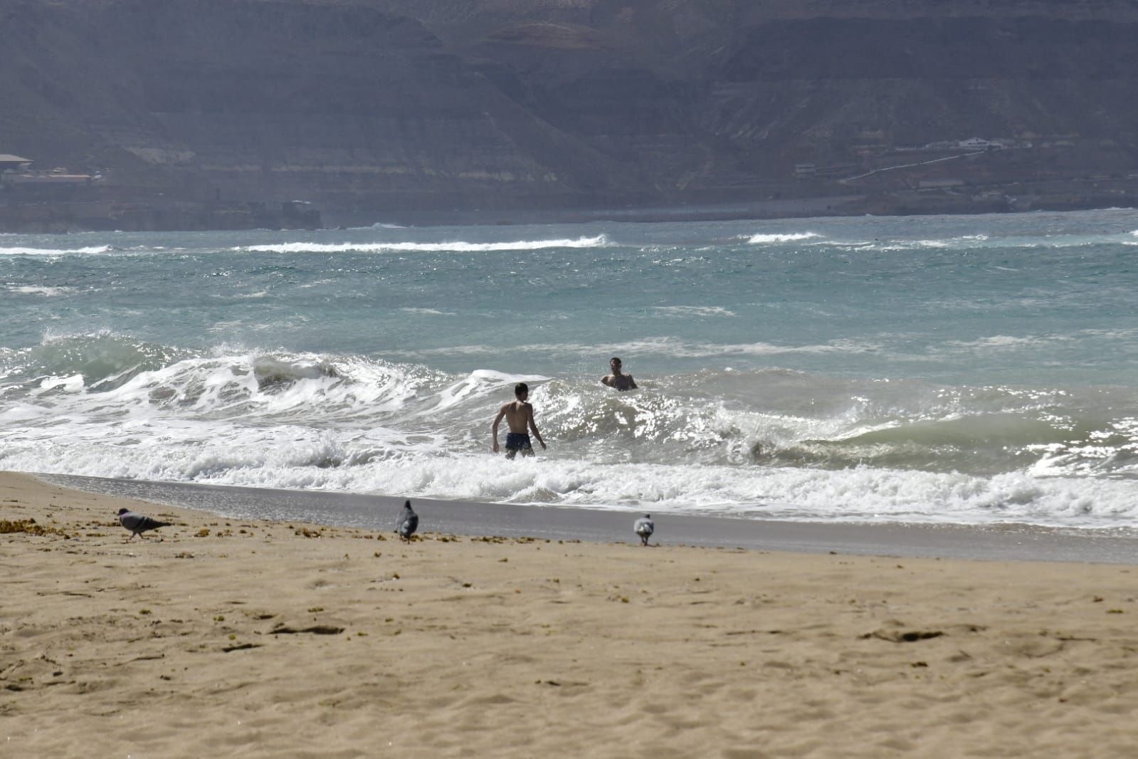 La pleamar que bate con fuerza en San Cristóbal y Las Canteras, en imágenes