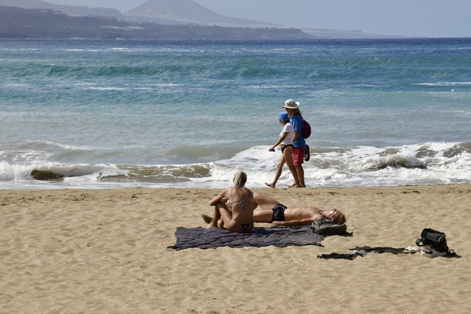 La pleamar que bate con fuerza en San Cristóbal y Las Canteras, en imágenes