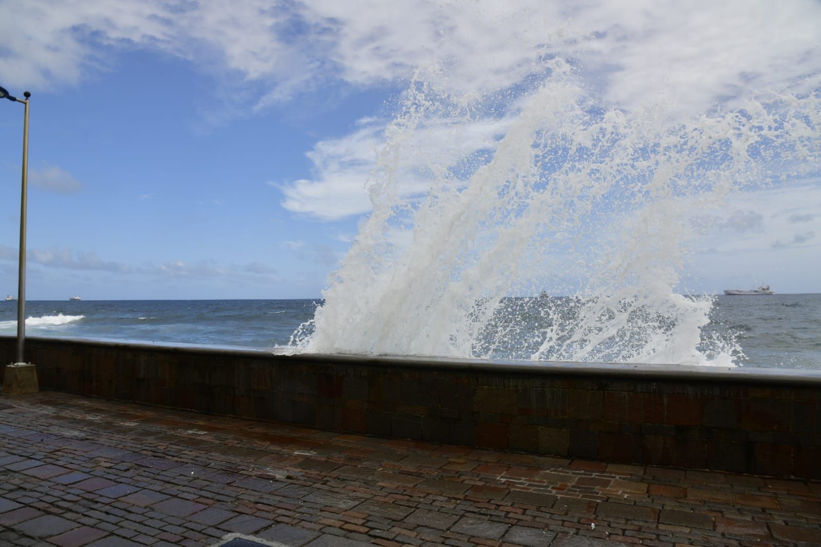 La pleamar que bate con fuerza en San Cristóbal y Las Canteras, en imágenes