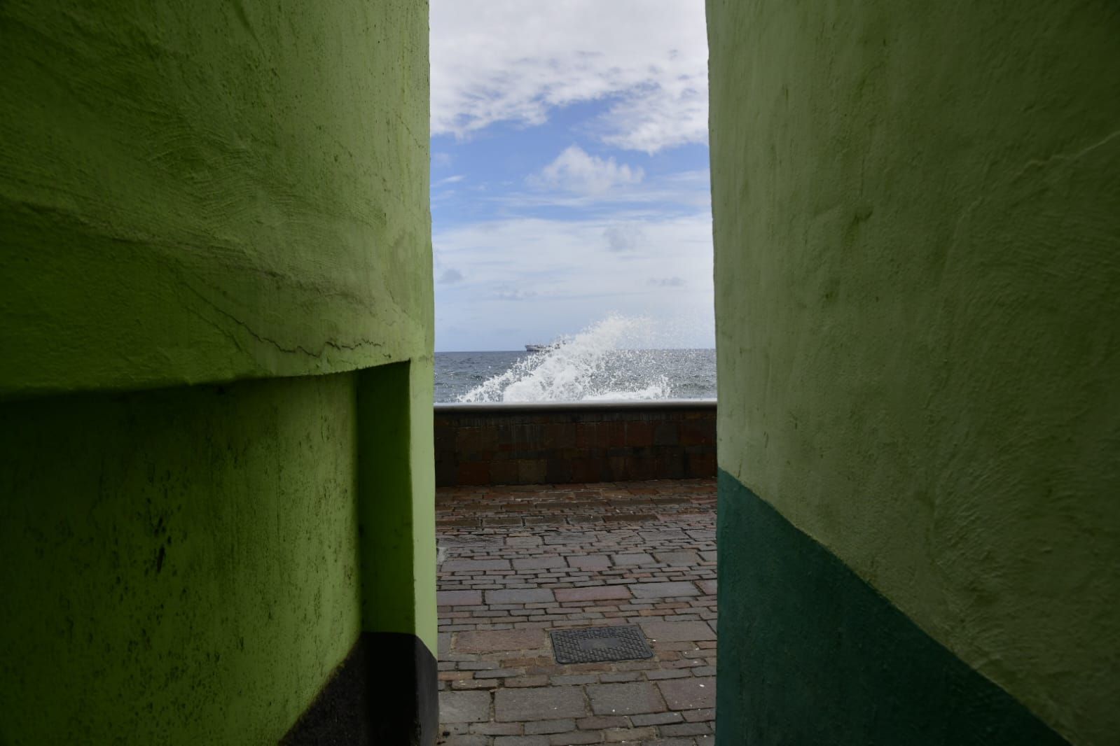 La pleamar que bate con fuerza en San Cristóbal y Las Canteras, en imágenes