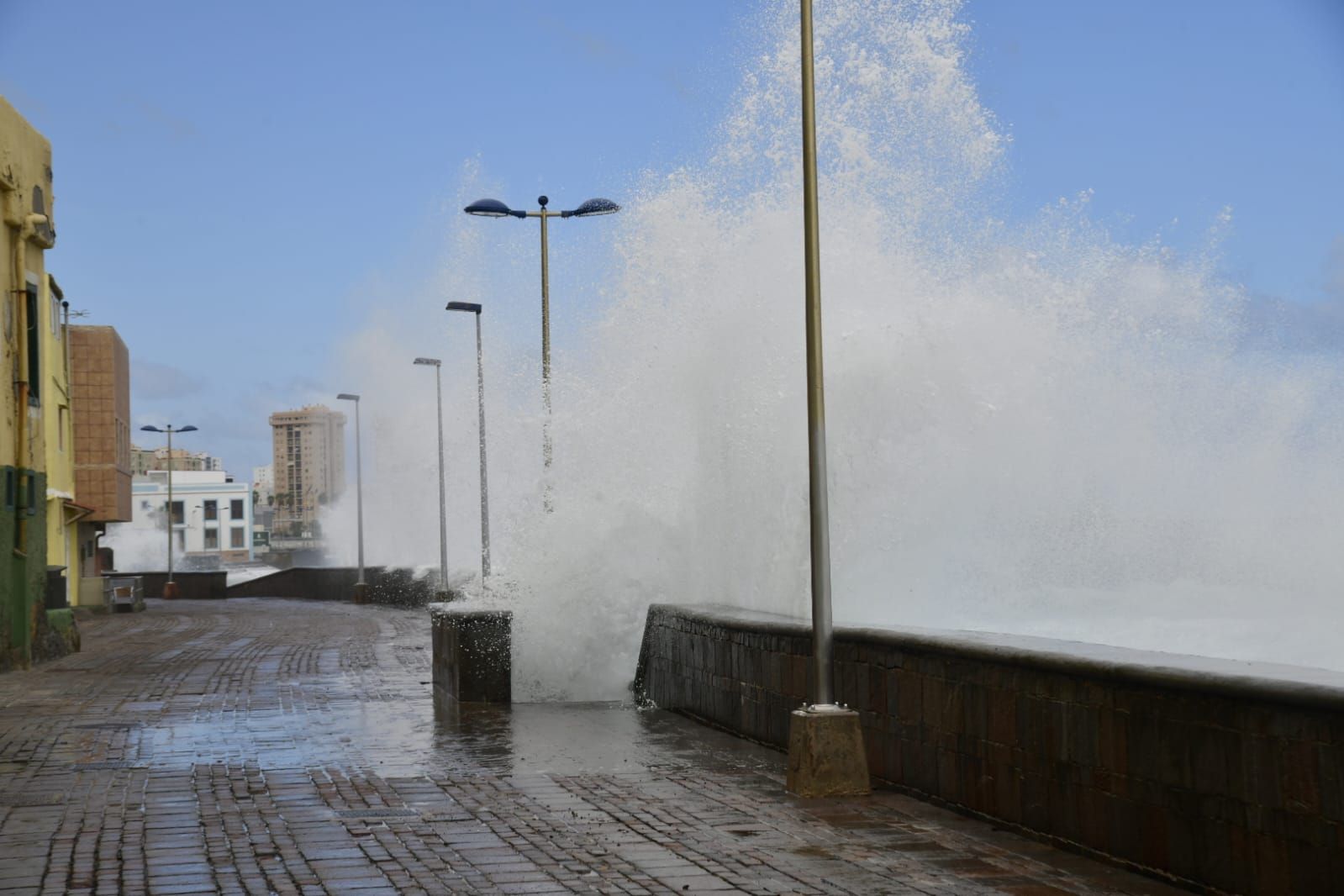 La pleamar que bate con fuerza en San Cristóbal y Las Canteras, en imágenes
