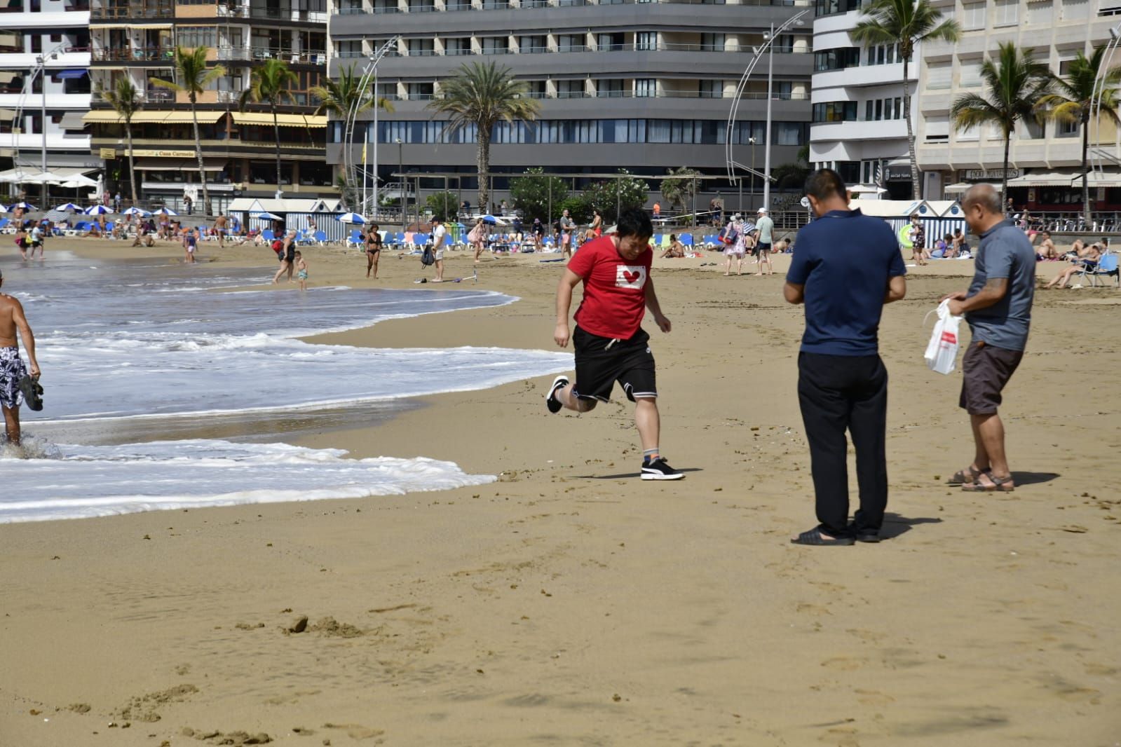 La pleamar que bate con fuerza en San Cristóbal y Las Canteras, en imágenes