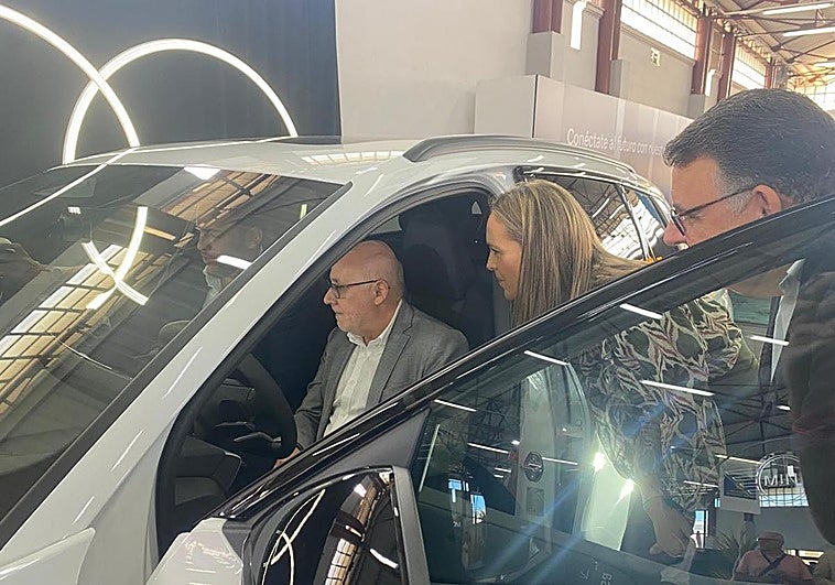 Antonio Morales, en uno de los coches eléctricos expuestos en Movelec.