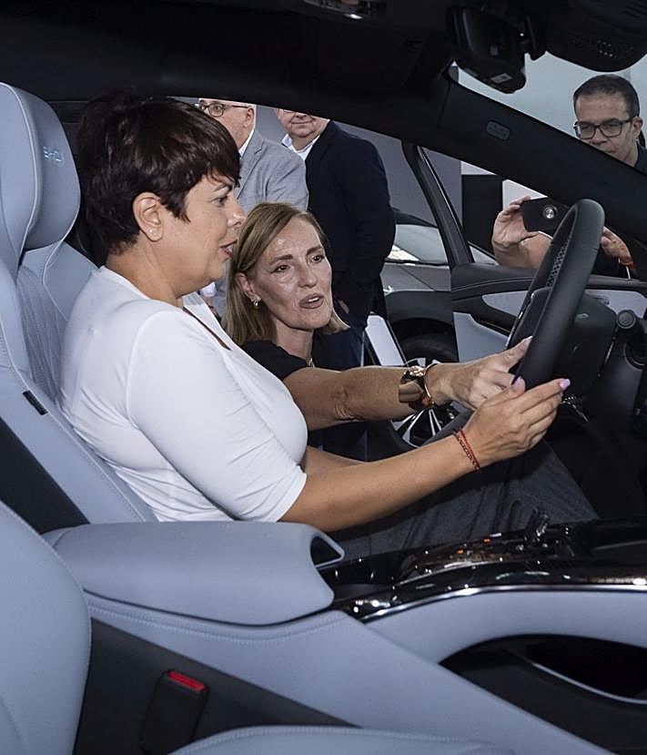 Imagen secundaria 2 - Distintos momentos de la visita. En la foto superior, Gustavo Cabrera, de Car Home Services muestra a Morales un coche muy antiguo que fue propiedad precisamente del Cabildo.