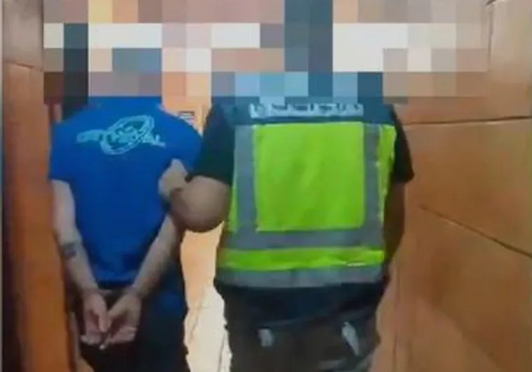 Imagen de la detención del hombre que se apropiaba de dinero de su empresa en Telde.