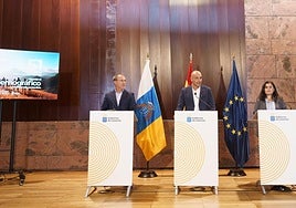 De izq. a dcha., Sergio Rodríguez (Fecai), el viceconsejero Alfonso Cabello, y Mari Brito (Fecam).