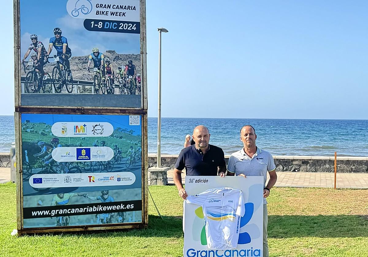 Carlos Álamo y Daniel González, con el maillot de la prueba.