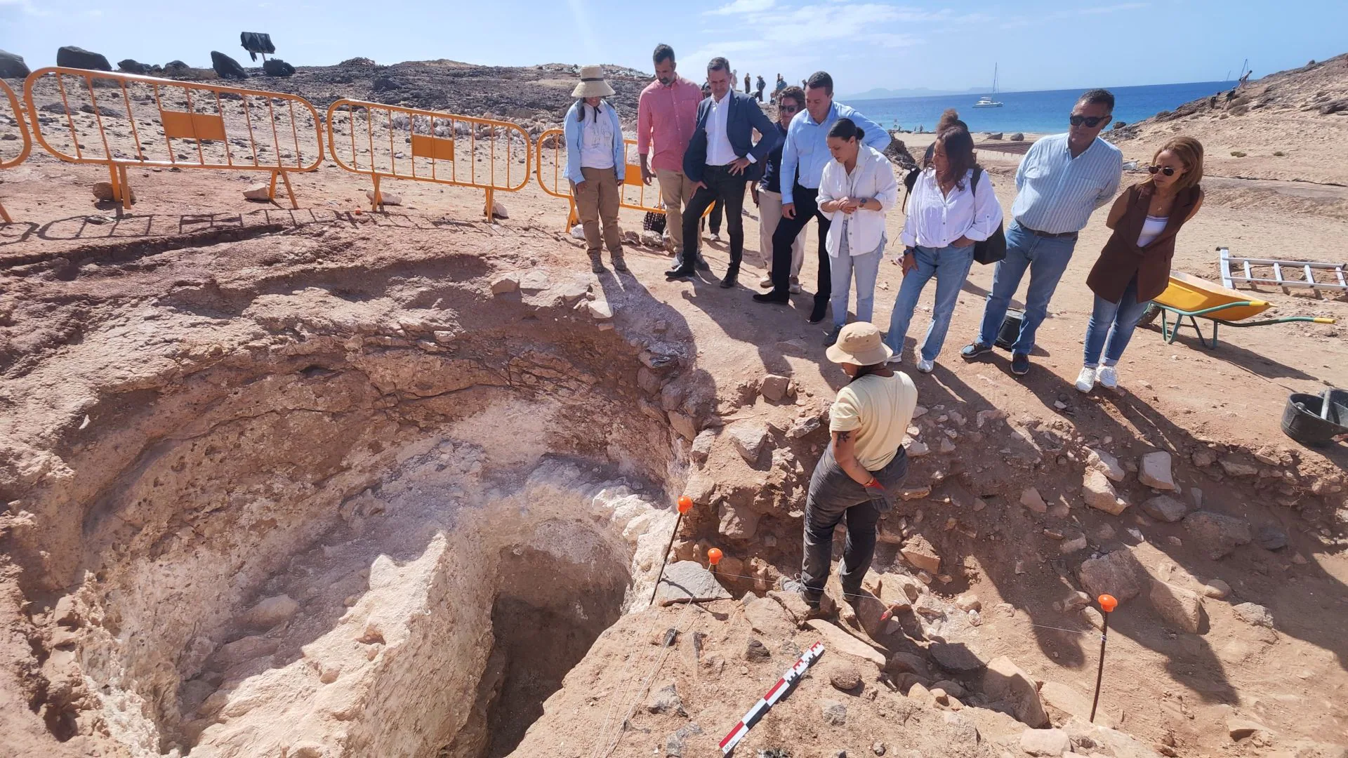 Las autoridades conocen de primera mano los trabajos en San Marcial de Rubicón.