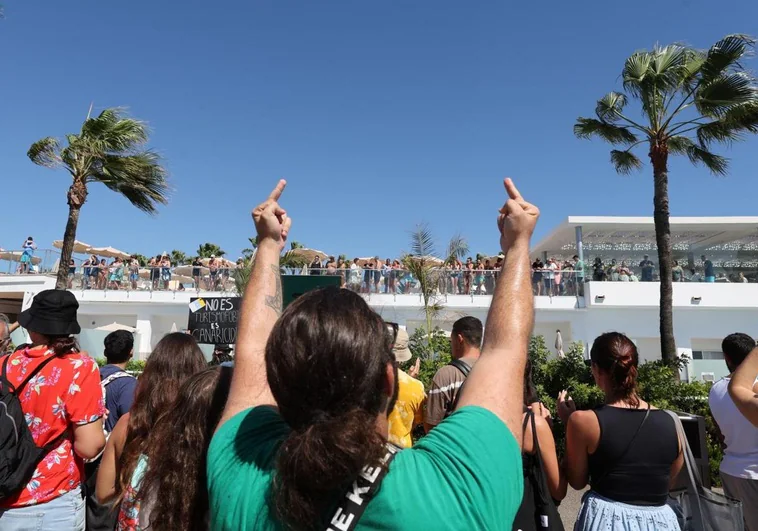 Manifestación contra el modelo turístico frente a un complejo hotelero en el sur de Gran Canaria el pasado 20 de octubre.