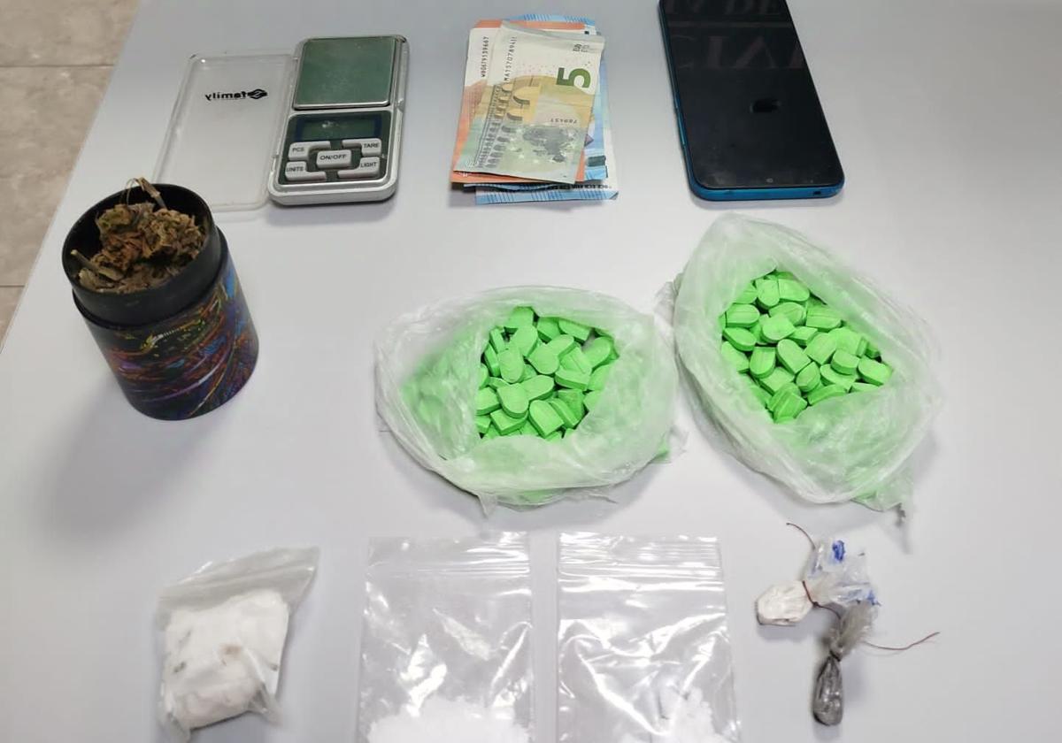 Detenidos tras ser sorprendidos en La Matanza con más de 200 pastillas de éxtasis