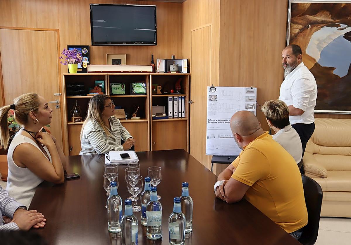 El arquitecto municipal explica el proyecto a Guacimara Medina.