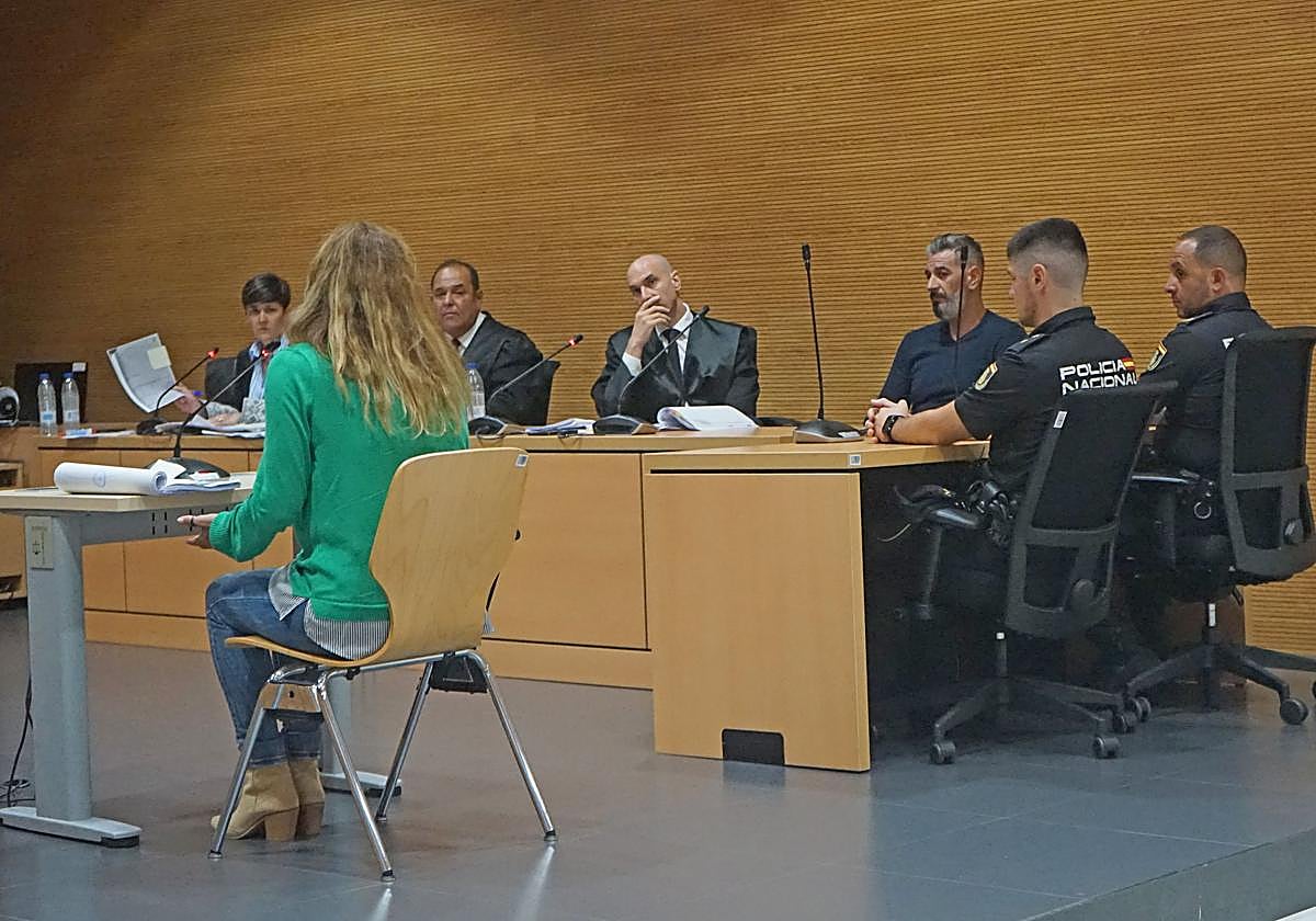 Imagen de la segunda sesión del juicio por el homicidio de Abdelkarim Arifi en Vecindario.