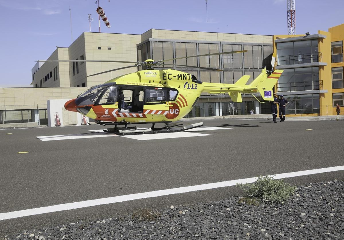 Helicóptero del SUC, preparado para una evacuación desde el Hospital majorero.