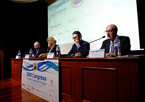 De izquierda a derecha, José Blanco, Esther Monzón, Joaquín Marchena y Juan Ramón Hernández, ayer en el Colegio de Médicos.