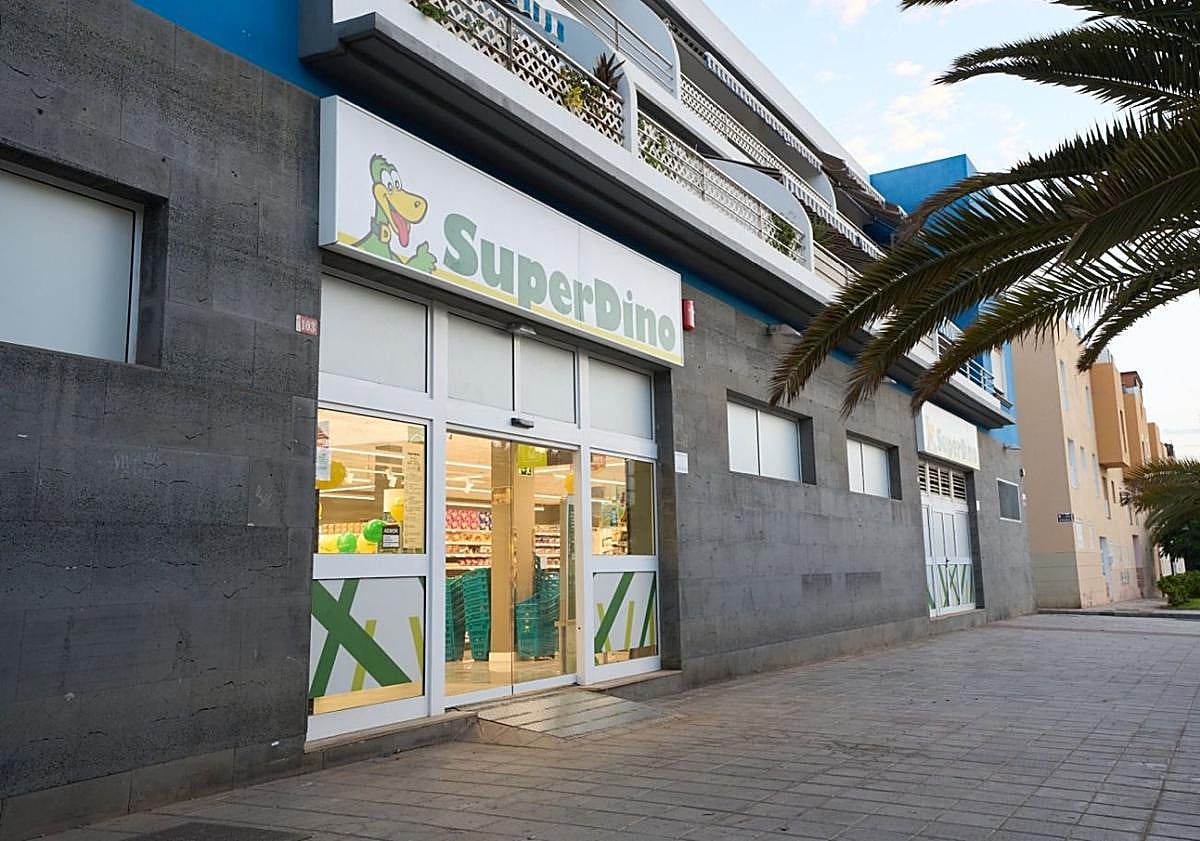 Imagen principal - HiperDino renueva la imagen de dos de sus tiendas en Tenerife y Fuerteventura