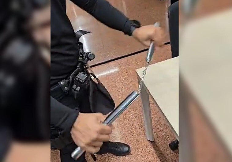 Imagen del nunchaku incautado por los agentes.