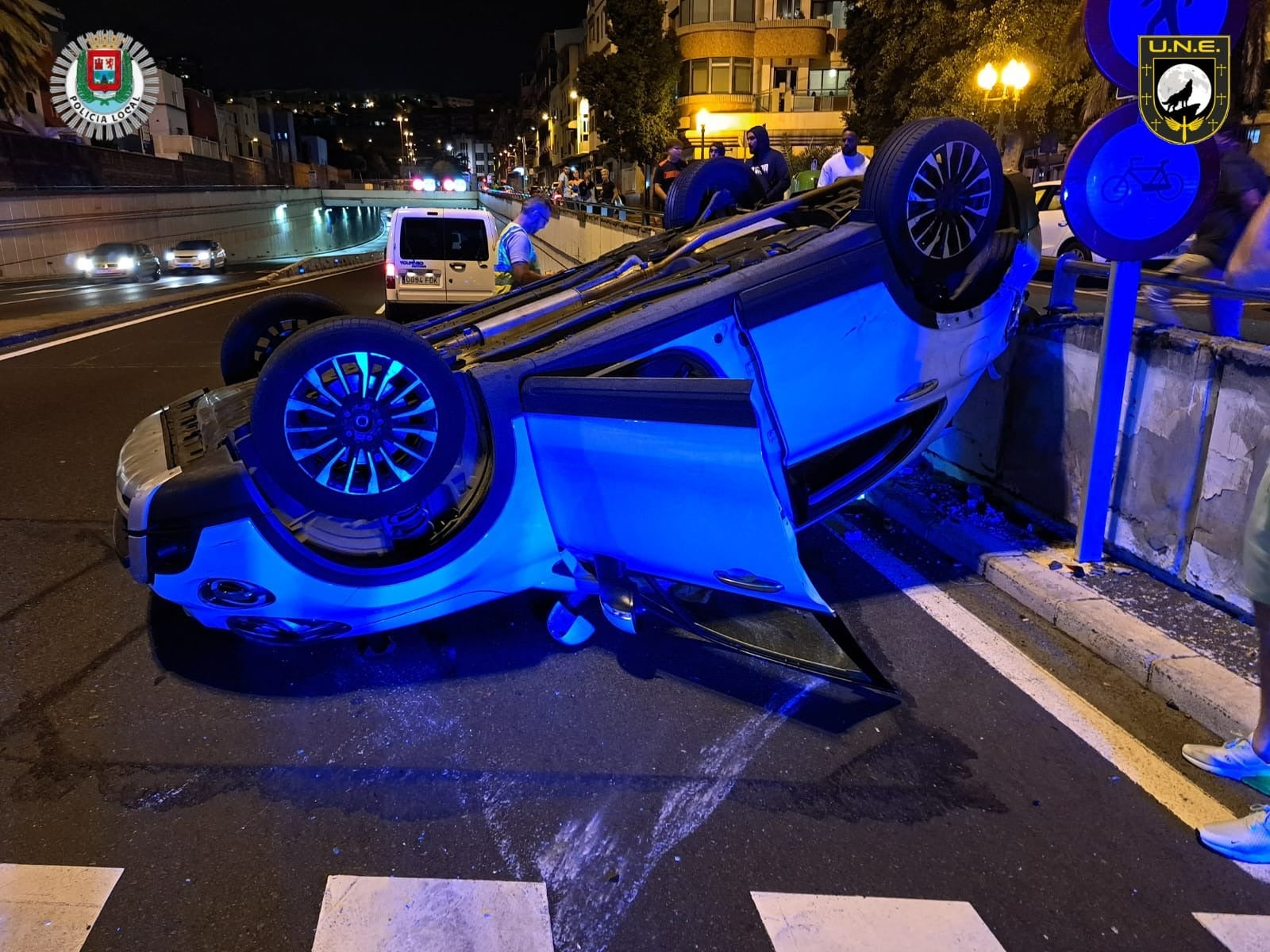 Imagen del vehículo volcado.