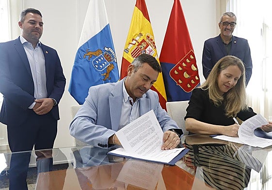 Firma con Satocan.