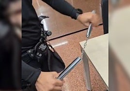 Imagen del nunchaku incautado por los agentes.