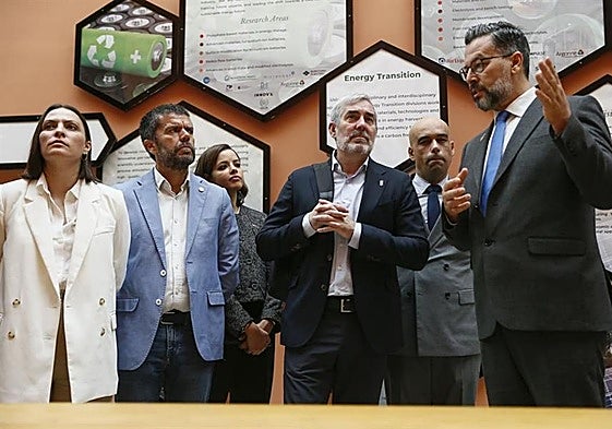 El presidente de Canarias, Fernando Clavijo (3d), visita la Universidad Politécnica Mohamed VI de Benguerir, en su viaje a Marruecos.