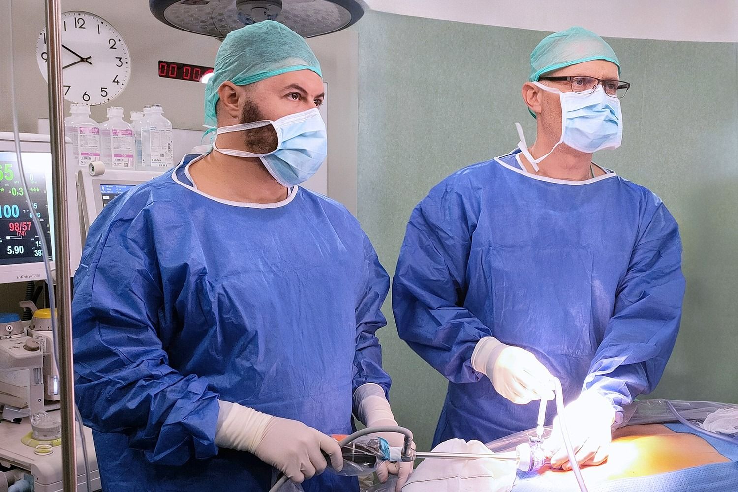 Dr. Valentín Margan y Dr. Igor Watek, especialistas en cirugía de la pared abdominal.