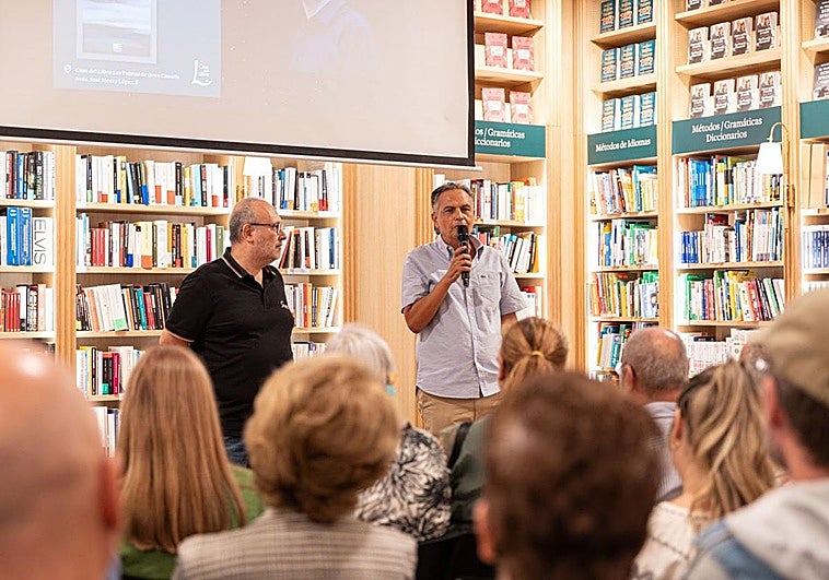 El escritor Santiago Gil, este sábado, durante la presentación en la Casa del Libro.
