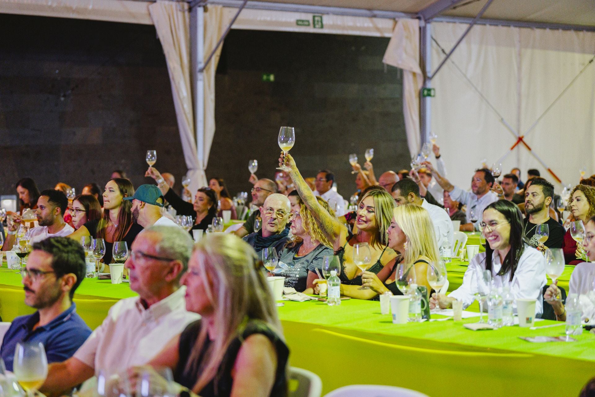 Imagen principal - Un brindis a lo grande: Las Arenas celebra su aniversario con la cata de vinos más grande de Canarias