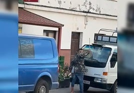 Imagen del hombre dando golpes a un vehículo.