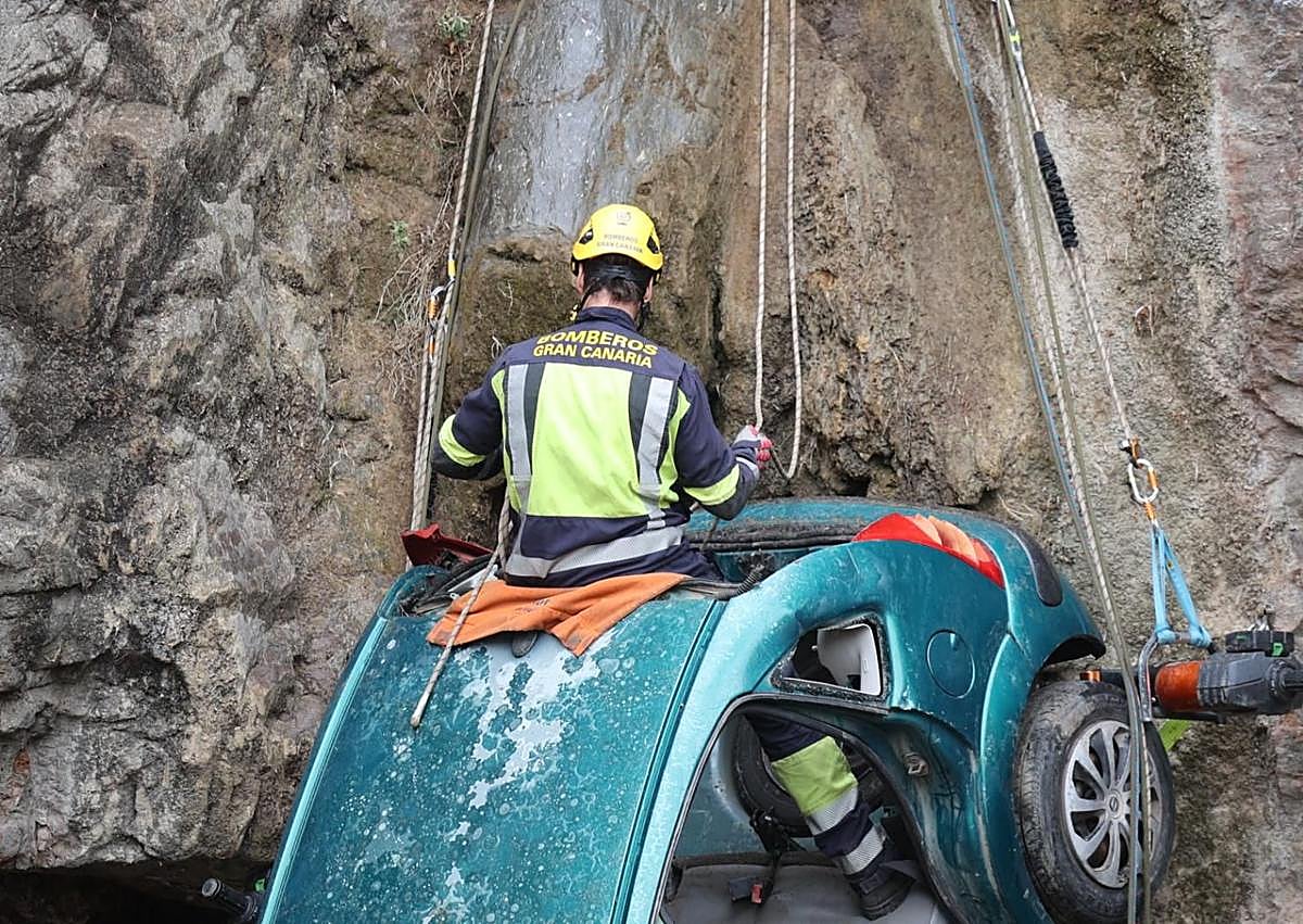 Imagen secundaria 1 - Momentos de la práctica de evacuación. 