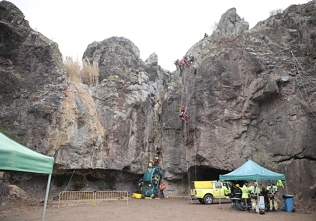 Imagen principal - Momentos de la práctica de evacuación. 