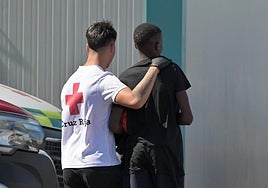 Migrante procedentes de un nuevo cayuco desembarcan en el puerto de La Restinga.