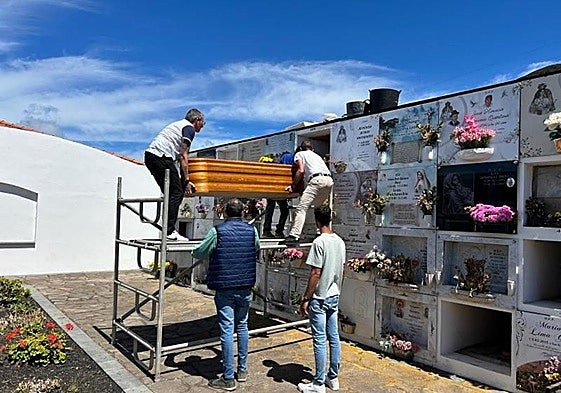 Imagen del entierro de un migrante fallecido en El Hierro, cuya lápida respondía al nombre de 'Inmigrante nº 119 R3'.