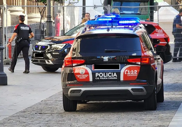 La Policía Canaria se personó en la Plaza Santa Ana.