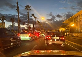 Atasco a la salida del Sebadal tras el accidente.