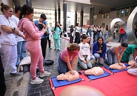 Momento de la práctica de reanimación realizada en la clausura de las jornadas.