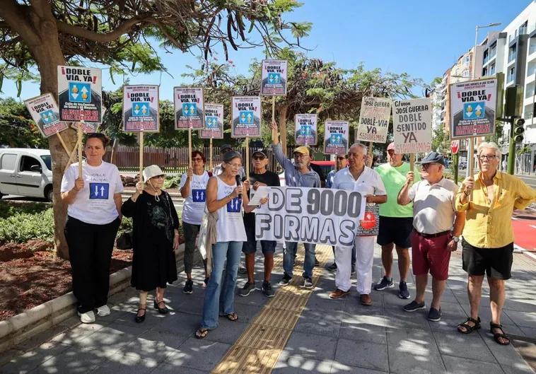 Un momento de la concentración de este jueves en La Isleta.