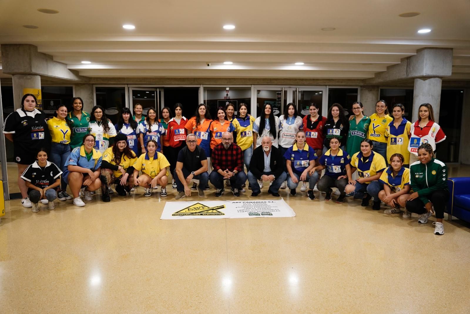 Foto de familia de la presentación de la Liga Femenina ABT.