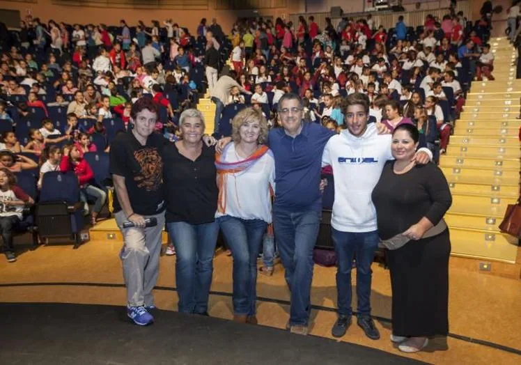 La actriz Ana Wagener, con miembros de la organización de SREC, en 2013, durante una de las actividades con escolares.