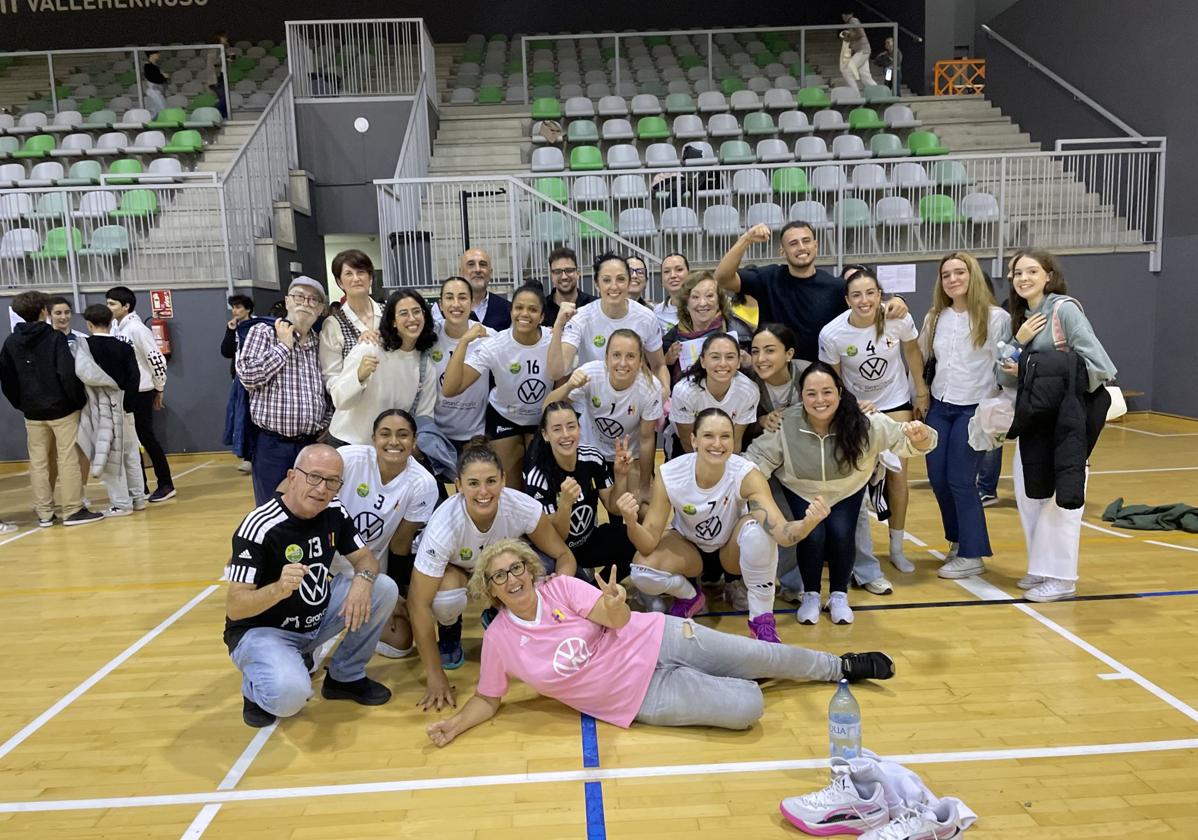 Las jugadoras del Heidelberg celebran la victoria con los aficionados.