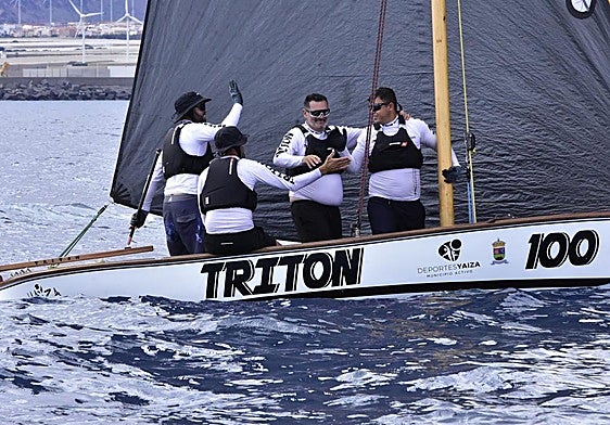 Los tripulantes del Triton festejan el triunfo en Arinaga.