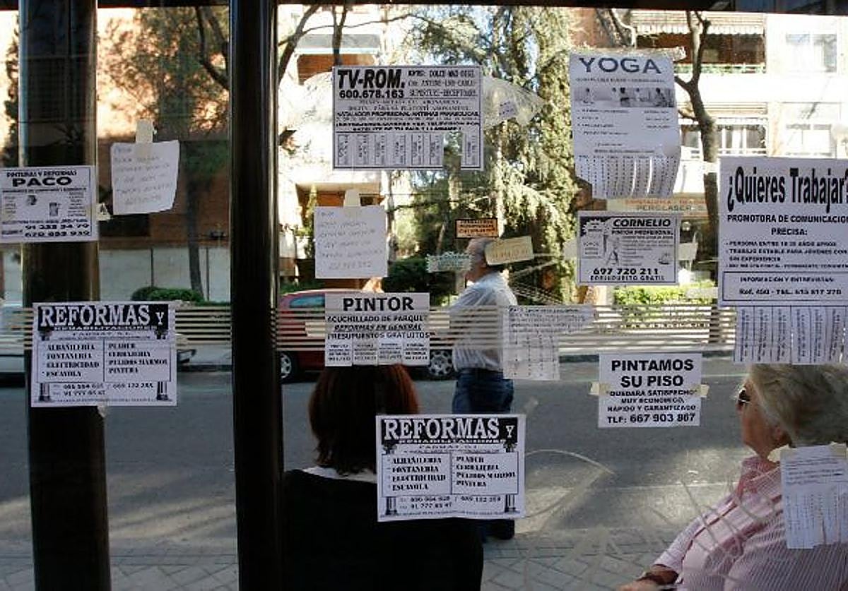 Carteles de servicios y trabajos que se ofertan en vía pública.