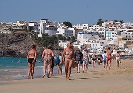Turistas en la playa de la Sebada, en Morro Jable, en el municipio de Pájara.