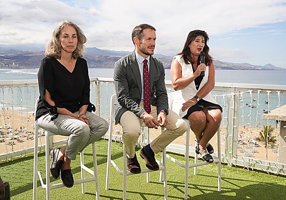 Adelina de La Jara, Mariano Hernández Zapata y Julieta Schallenberg.