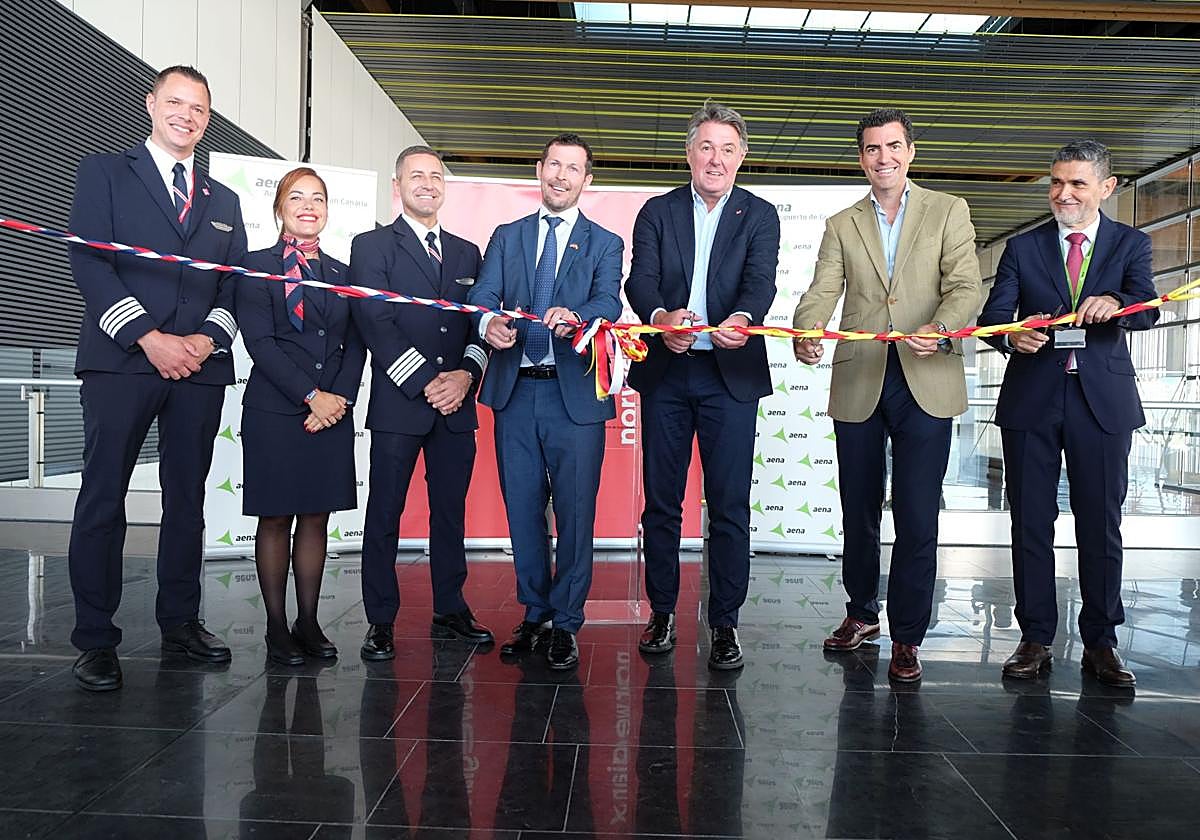 Desde la izquierda: Joshua Mark Turner, capitán de la base Norwegian; Nidia Ana Cabrera, responsable de la tripulación de cabina; Jefter Braga, segundo capitán de la base; Odd Are Tveit, cónsul honorario de Noruega para la provincia de Las Palmas; Geir Karlsen, CEO de Norwegian; Pablo Llinares, director gerente de Turismo de Gran Canaria; y Julio Peñalver, director de Aeropuerto de Gran Canaria.