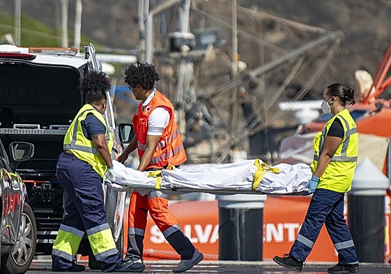 Recuperan los cadáveres de dos jóvenes magrebíes de unos 20 años cerca de la costa de Lanzarote.